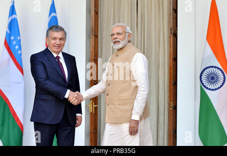 New Delhi, Indien. 1. Okt, 2018. Indische Ministerpräsident Narendra Modi (R) schüttelt Hände mit usbekischen Präsidenten Shavkat Mirziyoyev vor ihrem Treffen in Neu Delhi, Indien, am 1. Oktober 2018. Indien und Usbekistan Montag unterzeichnet 17 Vereinbarungen in verschiedenen Bereichen wie Sicherheit und Verteidigung Beziehungen in verschiedenen Bereichen zu stärken, indischen Außenministerium Beamte sagte. Credit: Partha Sarkar/Xinhua/Alamy leben Nachrichten Stockfoto