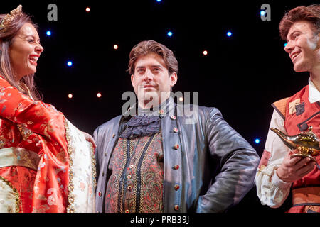 Greater Manchester, UK 1. Okt 2018. James Argent aus der einzige Weg ist Essex Sterne in Aladdin in Middleton Arena in Greater Manchester Credit: Mark Waugh/Alamy leben Nachrichten Stockfoto