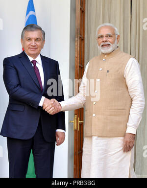 New Delhi, Indien. 1. Okt, 2018. Indische Ministerpräsident Narendra Modi (R) schüttelt Hände mit usbekischen Präsidenten Shavkat Mirziyoyev vor ihrem Treffen in Neu Delhi, Indien, am 1. Oktober 2018. Indien und Usbekistan Montag unterzeichnet 17 Vereinbarungen in verschiedenen Bereichen wie Sicherheit und Verteidigung Beziehungen in verschiedenen Bereichen zu stärken, indischen Außenministerium Beamte sagte. Credit: Partha Sarkar/Xinhua/Alamy leben Nachrichten Stockfoto