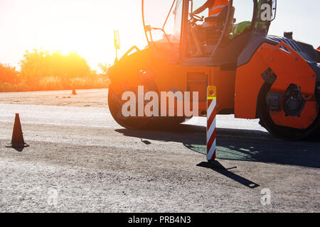Durchführung von Reparaturarbeiten: Asphalt Walze stapeln und drücken heiße Lay von Asphalt. Maschine Instandsetzung der Straße. Stockfoto