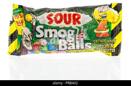 Winneconne, WI - 26. September 2018: ein Paket von Sauer Smog Kugeln candy auf einem isolierten Hintergrund Stockfoto