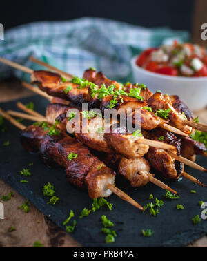 Close-up mit hausgemachtem Honig und Bier GRILL Hähnchenspieße mit frischer Petersilie Stockfoto