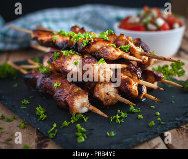 Close-up mit hausgemachtem Honig und Bier GRILL Hähnchenspieße mit frischer Petersilie Stockfoto