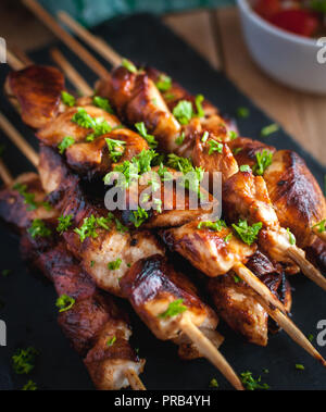 Close-up mit hausgemachtem Honig und Bier GRILL Hähnchenspieße mit frischer Petersilie Stockfoto