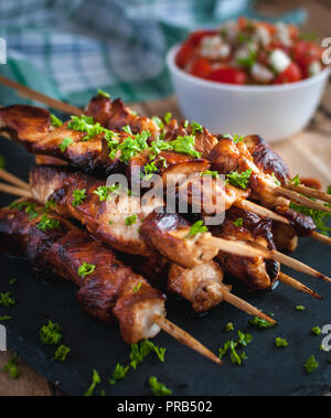 Close-up mit hausgemachtem Honig und Bier GRILL Hähnchenspieße mit frischer Petersilie Stockfoto