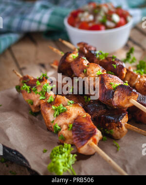 Close-up mit hausgemachtem Honig und Bier GRILL Hähnchenspieße mit frischer Petersilie Stockfoto