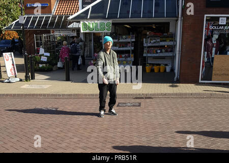 Candid Bild auf einem Smartphone der Street Photography. Ein obdachloser Mann möglicherweise unter dem Einfluss von 'SPICE' Stockfoto