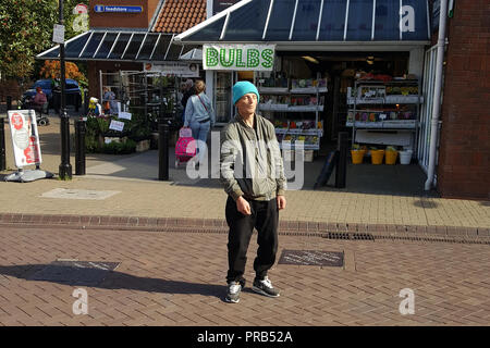 Candid Bild auf einem Smartphone der Street Photography. Ein obdachloser Mann möglicherweise unter dem Einfluss von 'SPICE' Stockfoto