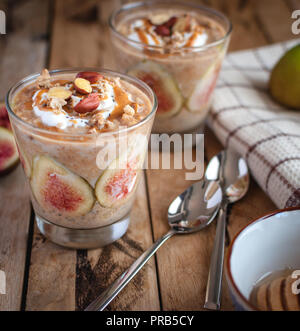 Close-up von Hafer und Chia Samen Pudding mit Feigen, auf hölzernen Hintergrund Stockfoto