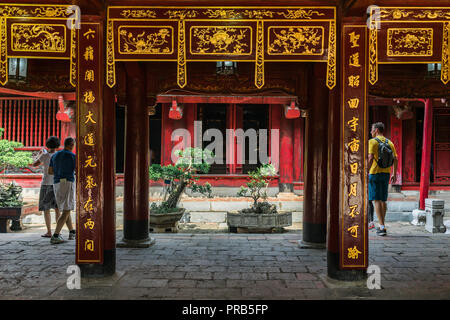 Touristen bewundern Sie die traditionelle Architektur des Konfuzius Tempel auf dem Gelände der Tempel der Literatur in Hanoi, Vietnam. Stockfoto