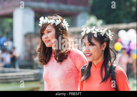 Hanoi, Vietnam - 16. Oktober 2016. Studentinnen in formelle Kleidung ihrer universitären Abschluss feiern. Tempel der Literatur. Stockfoto
