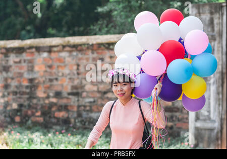 Hanoi, Vietnam - 16. Oktober 2016. Studentin in formelle Kleidung ihrer Uni Abschluss feiern. Tempel der Literatur. Stockfoto
