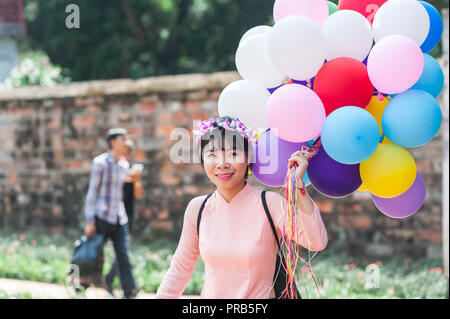 Hanoi, Vietnam - 16. Oktober 2016. Studentin in formelle Kleidung ihrer Uni Abschluss feiern. Tempel der Literatur. Stockfoto