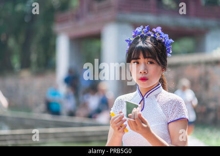 Hanoi, Vietnam - 16. Oktober 2016. Studentin in formelle Kleidung ihrer Uni Abschluss feiern. Tempel der Literatur. Stockfoto