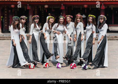 Hanoi, Vietnam - 16. Oktober 2016. Gruppe von Studentinnen in formelle Kleidung ihrer universitären Abschluss feiern. Tempel der Literatur. Stockfoto