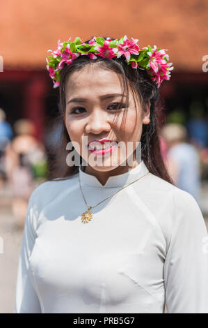Hanoi, Vietnam - 16. Oktober 2016. Studentin in formelle Kleidung ihrer Uni Abschluss feiern. Tempel der Literatur. Stockfoto