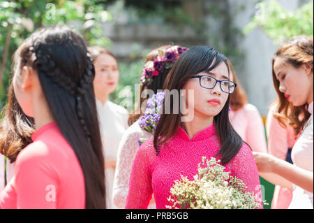 Hanoi, Vietnam - 16. Oktober 2016. Gruppe von Studentinnen in formelle Kleidung ihrer universitären Abschluss feiern. Tempel der Literatur. Stockfoto