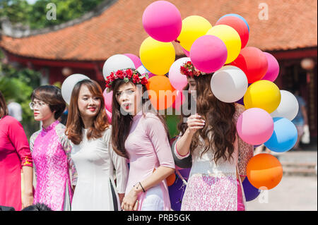 Hanoi, Vietnam - 16. Oktober 2016. Gruppe von Studenten, die in der formellen Kleidung ihrer universitären Abschluss feiern. Tempel der Literatur. Stockfoto