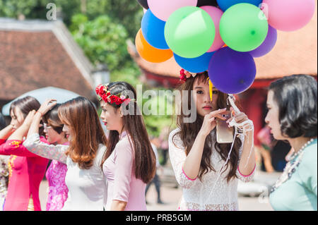 Hanoi, Vietnam - 16. Oktober 2016. Gruppe von Studenten, die in der formellen Kleidung ihrer universitären Abschluss feiern. Tempel der Literatur. Stockfoto