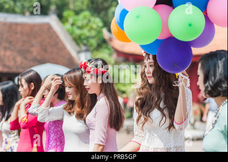 Hanoi, Vietnam - 16. Oktober 2016. Gruppe von Studenten, die in der formellen Kleidung ihrer universitären Abschluss feiern. Tempel der Literatur. Stockfoto
