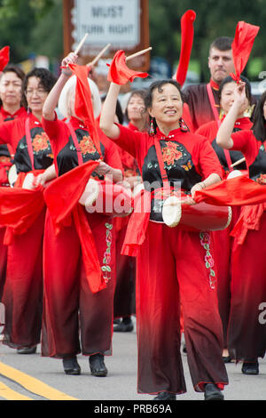 Eine chinesische Taille Drum Team, bunt gekleidet in der Tracht, führt zu einem Volksfest. Stockfoto