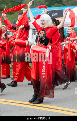 Eine chinesische Taille Drum Team, bunt gekleidet in der Tracht, führt zu einem Volksfest. Stockfoto