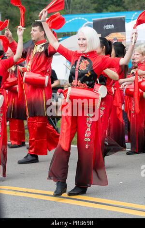 Eine chinesische Taille Drum Team, bunt gekleidet in der Tracht, führt zu einem Volksfest. Stockfoto