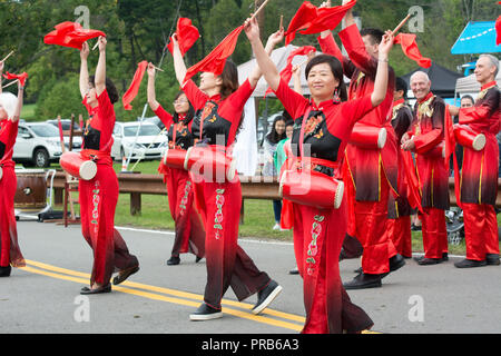 Eine chinesische Taille Drum Team, bunt gekleidet in der Tracht, führt zu einem Volksfest. Stockfoto