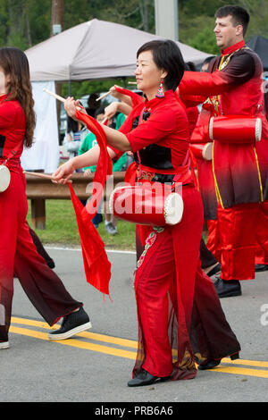 Eine chinesische Taille Drum Team, bunt gekleidet in der Tracht, führt zu einem Volksfest. Stockfoto