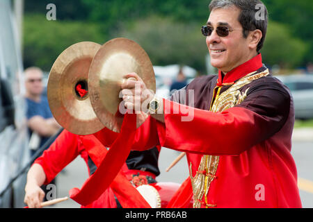 Eine chinesische Taille Drum Team, bunt gekleidet in der Tracht, führt zu einem Volksfest. Stockfoto