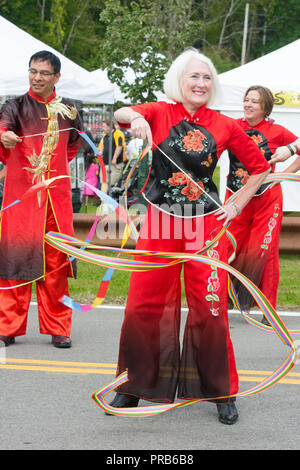 Eine chinesische Taille Drum Team, bunt gekleidet in der Tracht, führt zu einem Volksfest. Stockfoto