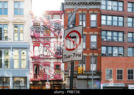 NEW YORK CITY, ca. 2018: die Sonne scheint auf einem verlassenen Gebäude, die mit Graffiti auf der Canal Street in Manhattan, NEW YORK CITY zurückgelegt wurde. Stockfoto