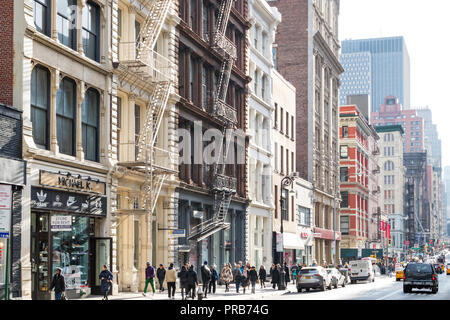 NEW YORK CITY, ca. 2018: die Menschen gehen an den kleinen Läden am Broadway in der SoHo Nachbarschaft von Manhattan in New York City. Stockfoto