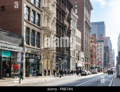 NEW YORK CITY, ca. 2018: die Menschen gehen an den kleinen Läden am Broadway in der SoHo Nachbarschaft von Manhattan in New York City. Stockfoto