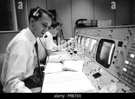 S 68-50684 (Oktober 1968) - - - Public Affairs Office (PAO) Kommentator Douglas K. Gemeinde dargestellt an seiner Konsole in der Mission Operations Control Room (Mocr) im Mission Control Center der NASA Johnson Space Center ist während des Fluges von Apollo 7. Photo Credit: NASA Stockfoto