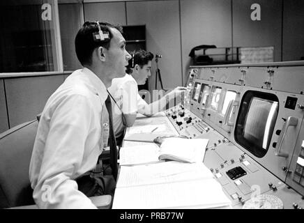 S 68-50682 (Oktober 1968) - - - Public Affairs Office (PAO) Kommentator Douglas K. Gemeinde dargestellt an seiner Konsole in der Mission Operations Control Room (Mocr) im Mission Control Center der NASA Johnson Space Center ist während des Fluges von Apollo 7. Stockfoto