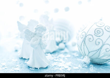 Weihnachten Dekorationen auf eisigen Hintergrund. Festliche Karte mit Weihnachtsschmuck Stockfoto