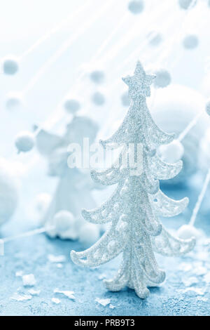 Weihnachten Dekorationen auf eisigen Hintergrund. Festliche Karte mit Weihnachtsschmuck Stockfoto