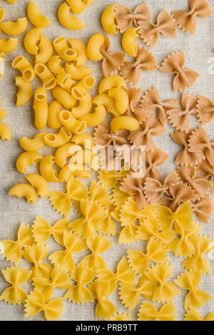 Verschiedene Arten von italienischen Pasta. Ansicht von oben. Stockfoto