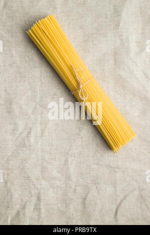 Ungekochte spaghetti Pasta. Ansicht von oben. Stockfoto