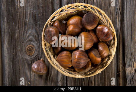 Kastanien auf Holz- Hintergrund Stockfoto