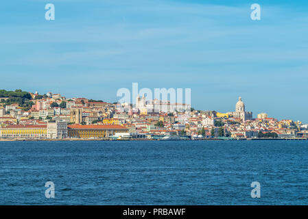 Skyline von Lissabon durch den Fluss Tejo in Portugal Stockfoto