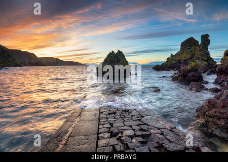 Sonnenuntergang an der alten Mole in Pettico Wick Bay auf St. Abbs Head in der Nähe von Eyemouth in den Scottish Borders Stockfoto