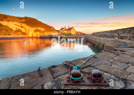 Sonnenaufgang am Hafen in der Nähe von Eyemouth Bucht an der Ostküste von Schottland Stockfoto