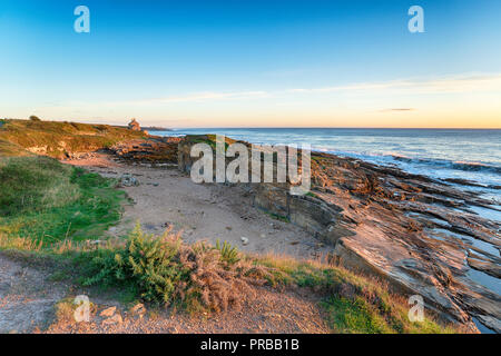 Der Strand von Howick in Northumberland, mit Blick auf das alte Badehaus Stockfoto