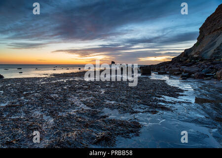 Dramatische Dämmerung Himmel über Saltwick Bay in der Nähe von Whitby auf der Yorkshire Küste Stockfoto