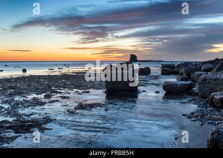 Dämmerung über den felsigen Strand bei Saltwick Bay an der Küste in der Nähe von Whitby, North Yorkshire Stockfoto