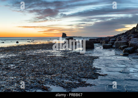 Schönen Sonnenaufgang über Saltwick Bay in der Nähe von Whitby auf der Yorkshire Küste Stockfoto