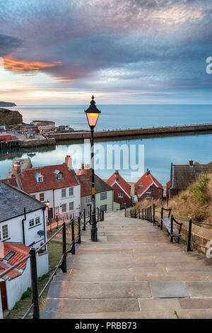 Die Nacht über Whitby auf der North Yorkshire Küste, von den 199 Stufen führen hinunter zum Hafen Stockfoto