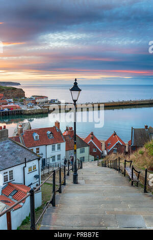 Schönen Sonnenuntergang Himmel über Whitby an der Küste von North Yorkshire an die 199 Stufen hinunter zum Hafen Stockfoto